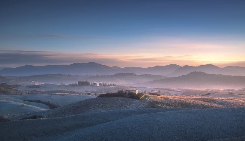 Blaues Licht über der Winterlandschaft von Volterra von Stefano Orazzini