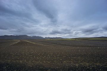 IJsland - Weids lavalandschap en bergketen van adventure-photos