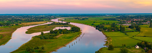 Die Landschaft entlang der IJssel bei Sonnenuntergang aus der Vogelperspektive von Sjoerd van der Wal Fotografie