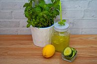 Gurken-Apfel-Holunder-Limonade im Glas von Babetts Bildergalerie Miniaturansicht