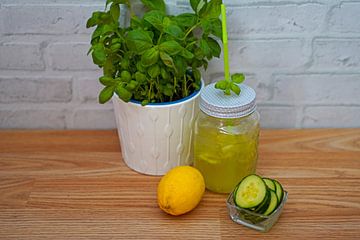 Komkommer appel vlierbessen limonade in een glas