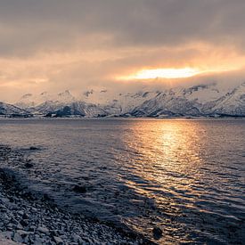 Landschappelijk uitzicht over ochtendzon die door dichte wolken breekt achter met sneeuw bedekte ber van Robert Ruidl