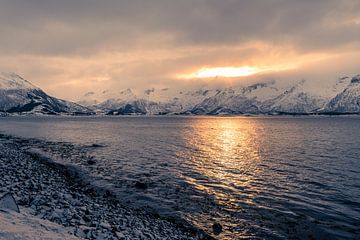 Landschappelijk uitzicht over ochtendzon die door dichte wolken breekt achter met sneeuw bedekte ber van Robert Ruidl