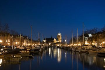 Große Kirche in Dordrecht am Abend im Nieuwe Haven