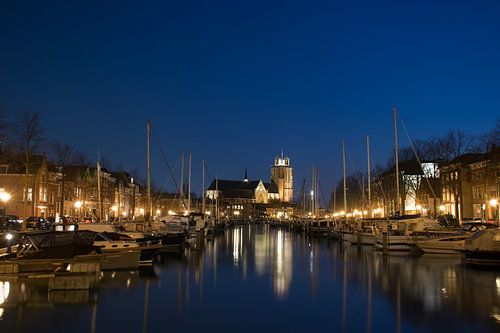 Grote Kerk in Dordrecht in de avond aan de Nieuwe Haven