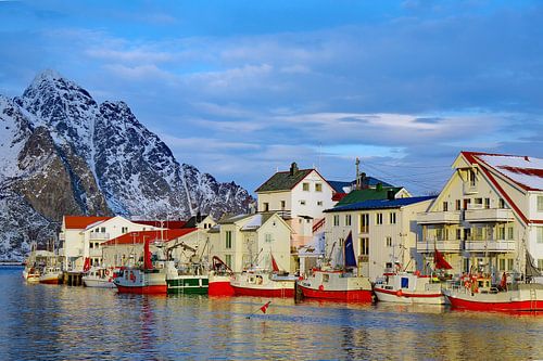 Vissersboot in de haven van Henningsvaer