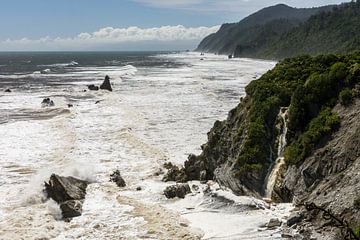Klippen, Felsen und Wasserfall bei Gentle Annie, Nordinsel, Neuseeland von Paul van Putten