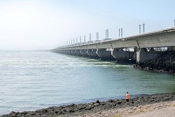 Fischer am Sturmflutwehr Zeeland von Idema Media