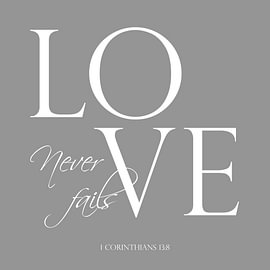 Love Never Fails – Christelijke Tekst in Grijs van Sandra Hazes