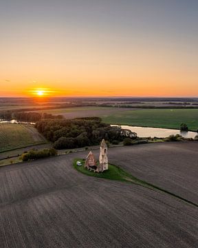 Ruines d'une église abandonnée en Hongrie au coucher du soleil sur Ewold Kooistra