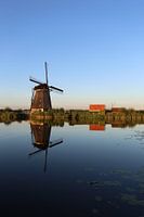 molen gespiegeld in het water