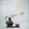Lente stilleven met bloesemtakken . van Saskia Dingemans
