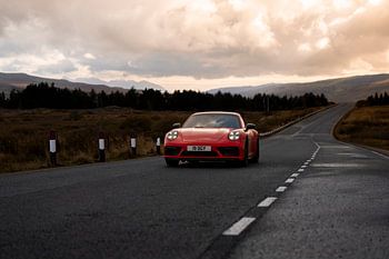 Roter Porsche in Schottland