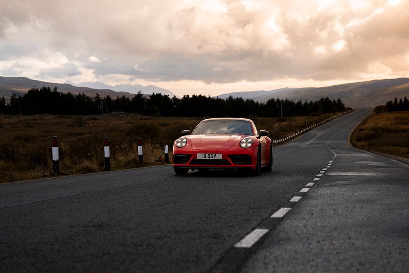 Porsche rouge en Écosse par Stories by light