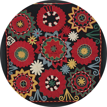 Vintage suzani ilgich tapijt in rood, zwart, geel, blauw, groen. Geborduurd textiel. Aziatische kuns van Dina Dankers