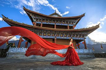 A just married woman walking on the citywall in Dali (China) von Claudio Duarte