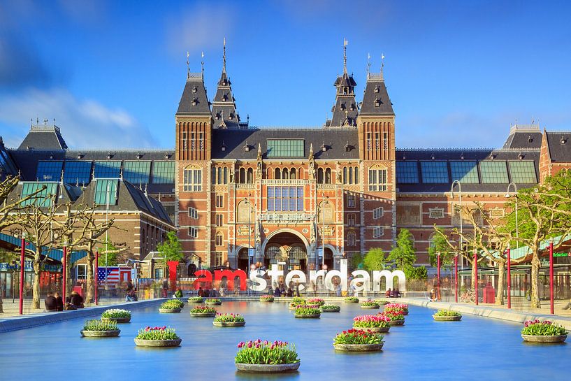 Rijksmuseum Amsterdam met tulpen in de lente van Dennis van de Water