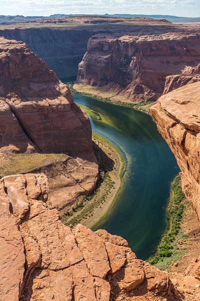 Colorado rivier stroomt langs hoge kliffen van Peter Leenen