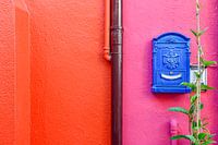 Briefkasten an einer farbenfrohen Wand in Burano, Venedig