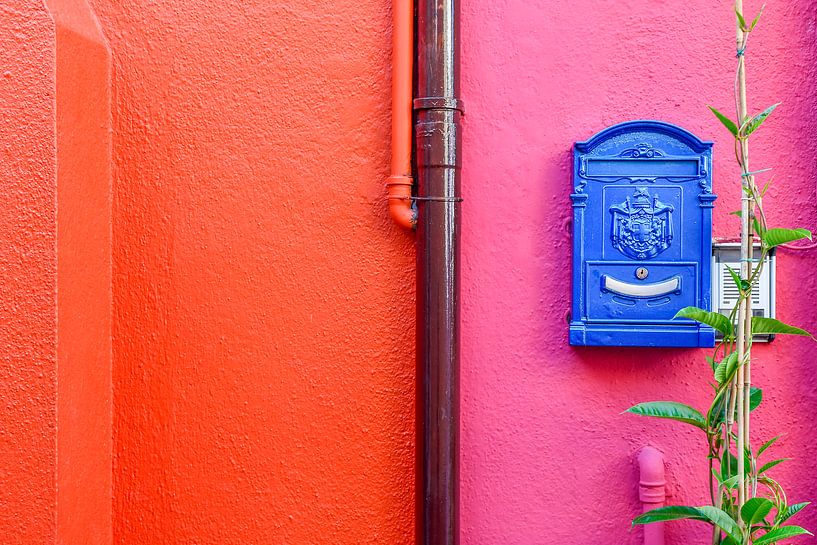Boîte aux lettres sur un mur coloré à Burano, Venise par Lars-Olof Nilsson