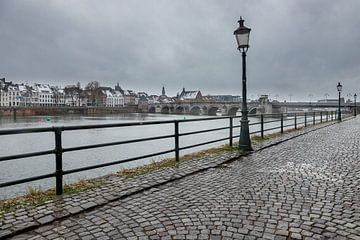Vue hivernale de Maastricht et du pont Saint Servatius sur Kim Willems