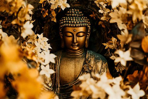 Boeddha met gouden bloemenkunst
