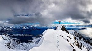 Lofoten  - Bergsteiger auf Gipfel