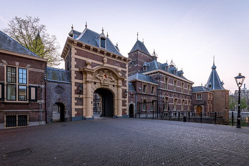 De ingang van het Binnenhof en het 'torentje'