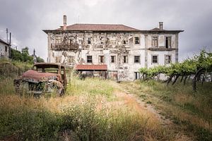 Oldtimer voor verlaten villa - Portugal van Gentleman of Decay
