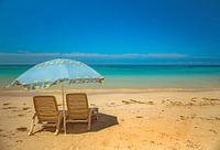 Plage tropicale avec une mer d'un bleu profond à Cuba