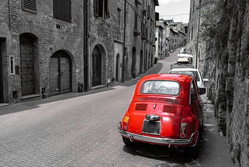 Oude rode oldtimer op een Italiaanse weg