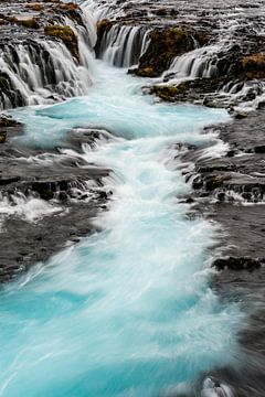 Der blaue Wasserfall Bruarfoss