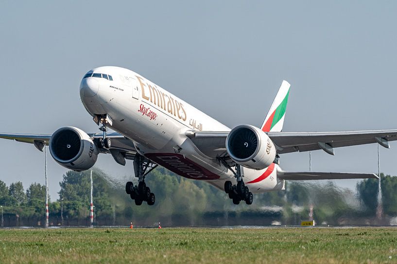 Emirates Boeing 777-200 vrachtvliegtuig stijgt op. van Jaap van den Berg