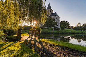 Zonsondergang bij de abdij van Cérisy in Normandië, Frankrijk