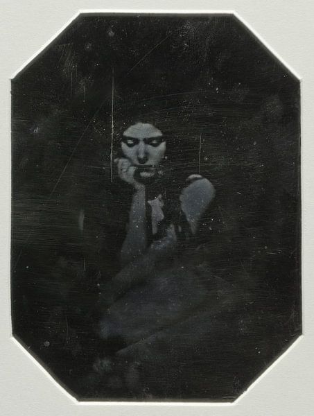 Sexy denkende pinup vrouw op vintage foto, 1842-1846 van Atelier Liesjes