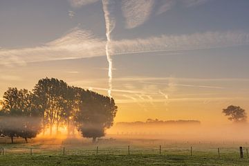 Lever du soleil sur les champs brumeux de Flandre dans l'Ommeland de Bruges sur Mike Maes
