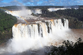 De watervallen van Iguazu op de grens van Brazilië  en Argentinië van Rini Kools