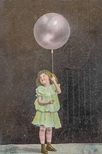 Vintage kaart met meisje en ballon