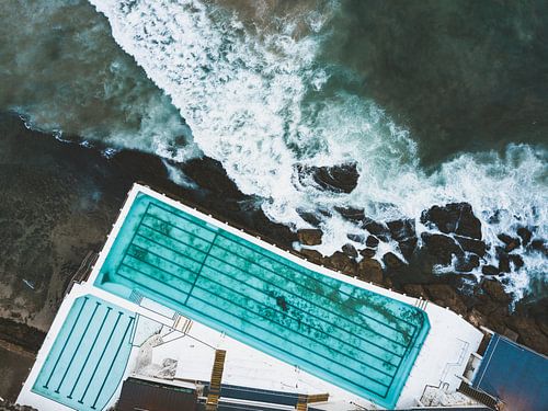 Zwembad met rotsen en oceaan op Bondi Beach in Sydney, Australië