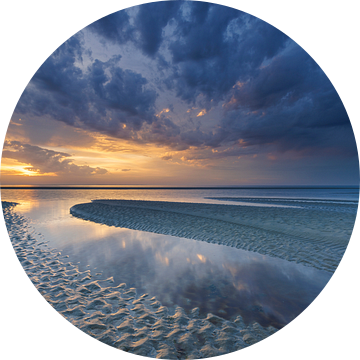 Zonsondergang strand met mooie wolkenlucht en kleuren