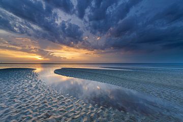 Zonsondergang strand met mooie wolkenlucht en kleuren van Anja Brouwer Fotografie