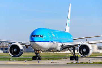Taxiënde KLM Boeing 777-200 passagiersvliegtuig. van Jaap van den Berg