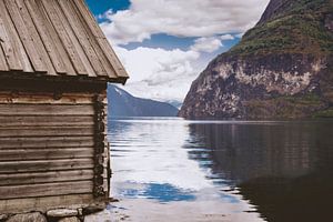 une cabane en bois au bord du fjord