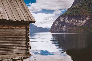 eine Holzhütte am Fjord von Thomas Heitz