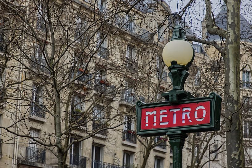 Pariser Metroschild mit Leuchtkugel. von Robert Jan Smit