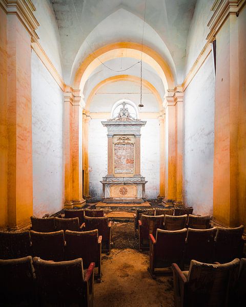 Verlaten Kerk in Verval. van Roman Robroek - Foto's van Verlaten Gebouwen