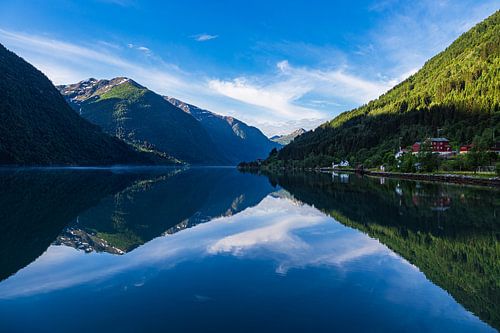 Uitzicht op de Fjærlandfsjord in Fjærland, Noorwegen