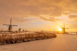 Winterglanz bei den Mühlen am Kinderdijk von Manon Huls