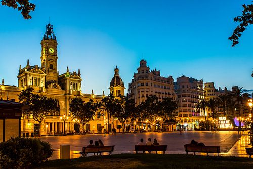 Plaza del Ayuntamiento van een blauw uur met stadhuis in Valencia Spanje