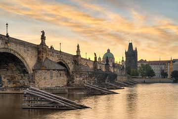 Karelsbrug in Praag bij zonsopgang van Michael Valjak